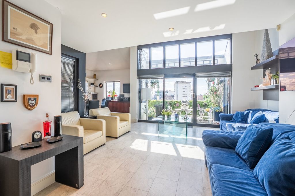 Additional image 4 of 3 bed penthouse for salePenthouse, Kings Court NG1