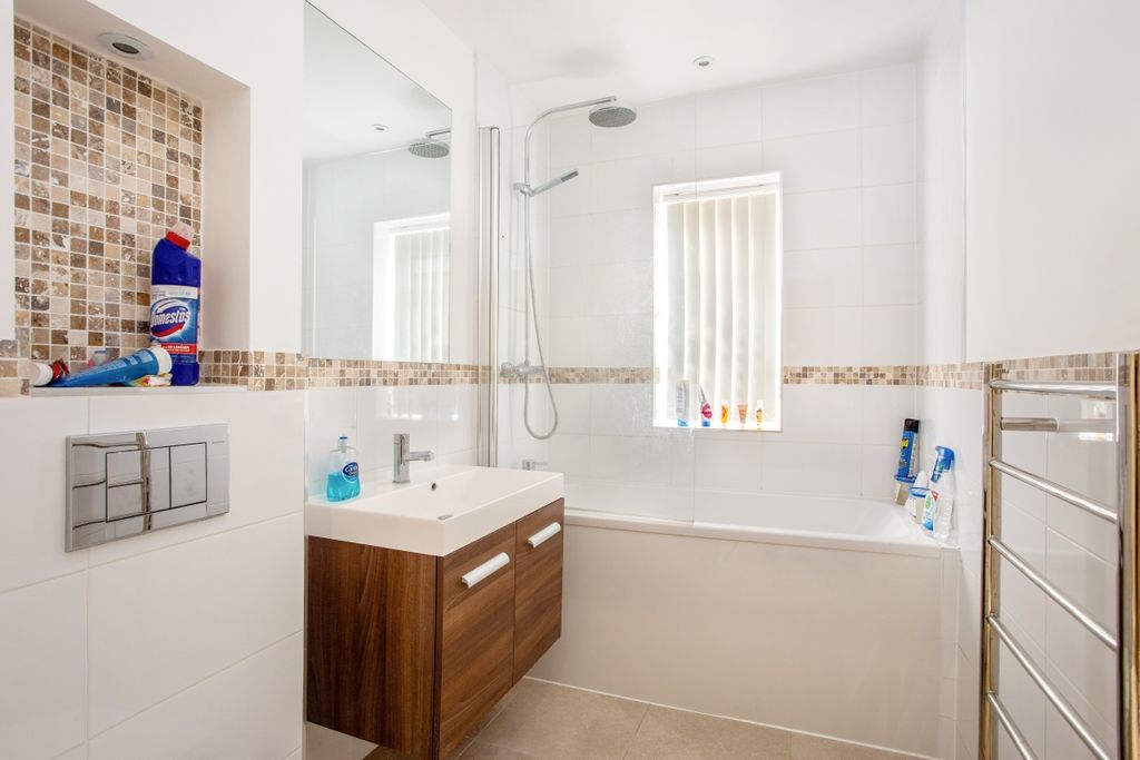 Property photo 3 of 9 Bathroom