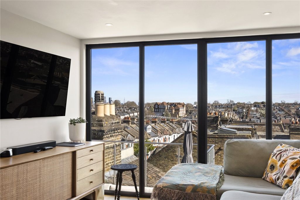 Property photo 2 of 16 Bedroom/Reception