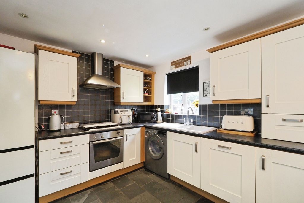 Property photo 3 of 18 Kitchen