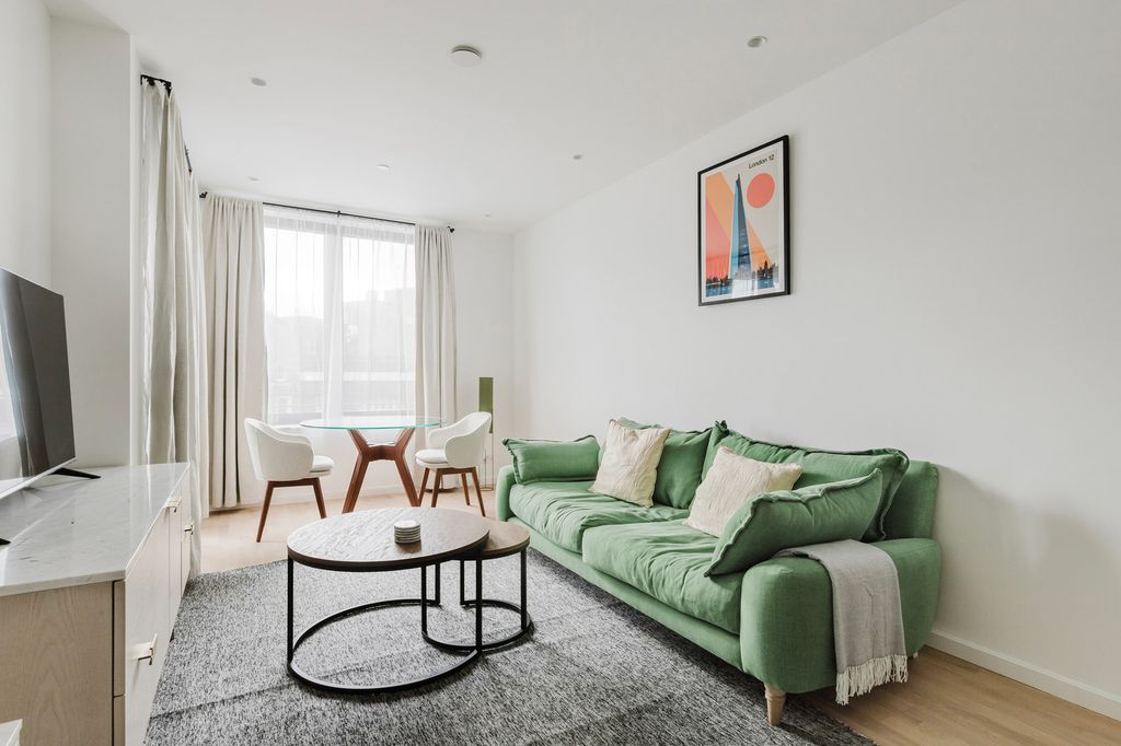 Property photo 1 of 20 Living Room