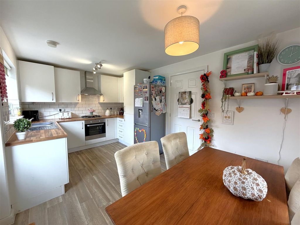 Property photo 2 of 19 Spacious Dining Kitchen 667