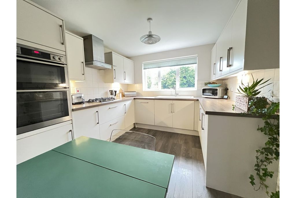 Property photo 3 of 12 Kitchen
