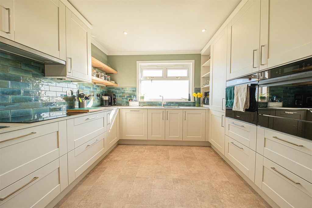 Property photo 3 of 19 Kitchen