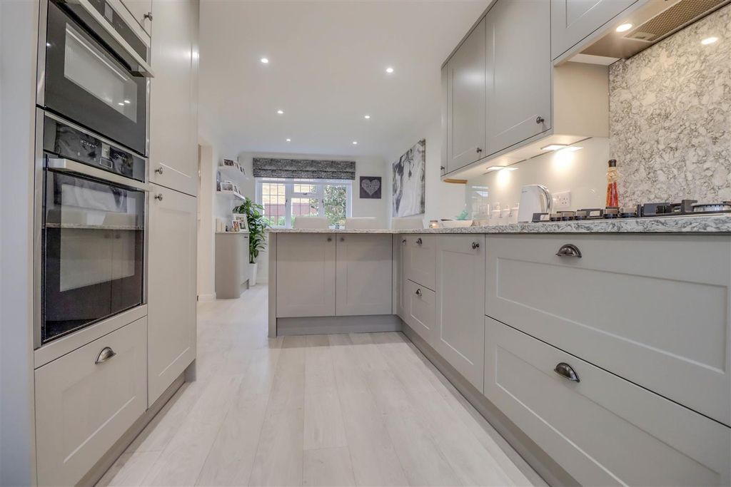 Property photo 1 of 23 15 Halstead Close-9.Jpg