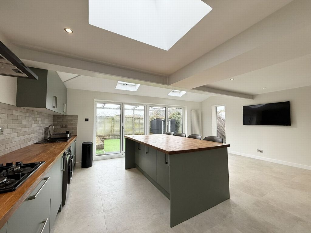 Property photo 3 of 12 Kitchen