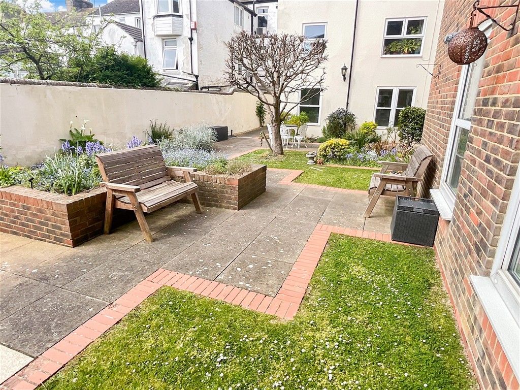 Property photo 2 of 10 Communal Gardens
