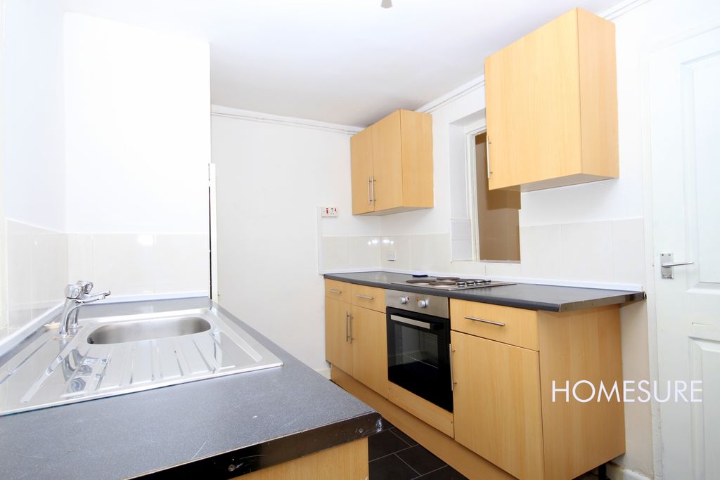 Property photo 3 of 10 Kitchen