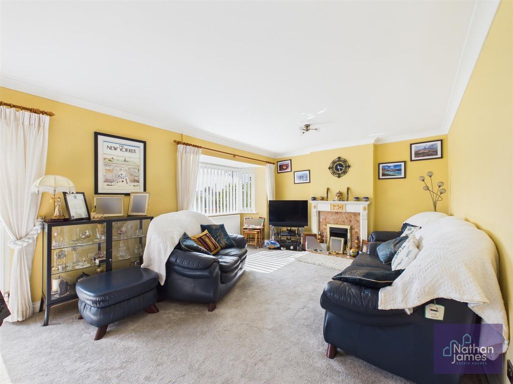 Property photo 3 of 21 Lounge