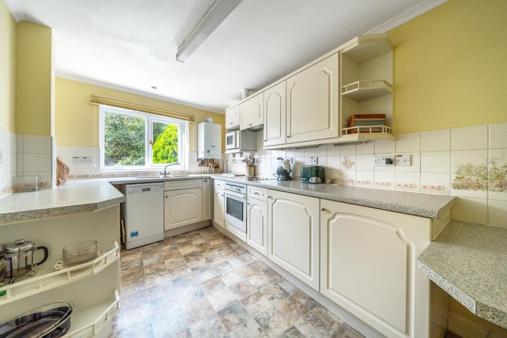 Property photo 3 of 11 Kitchen