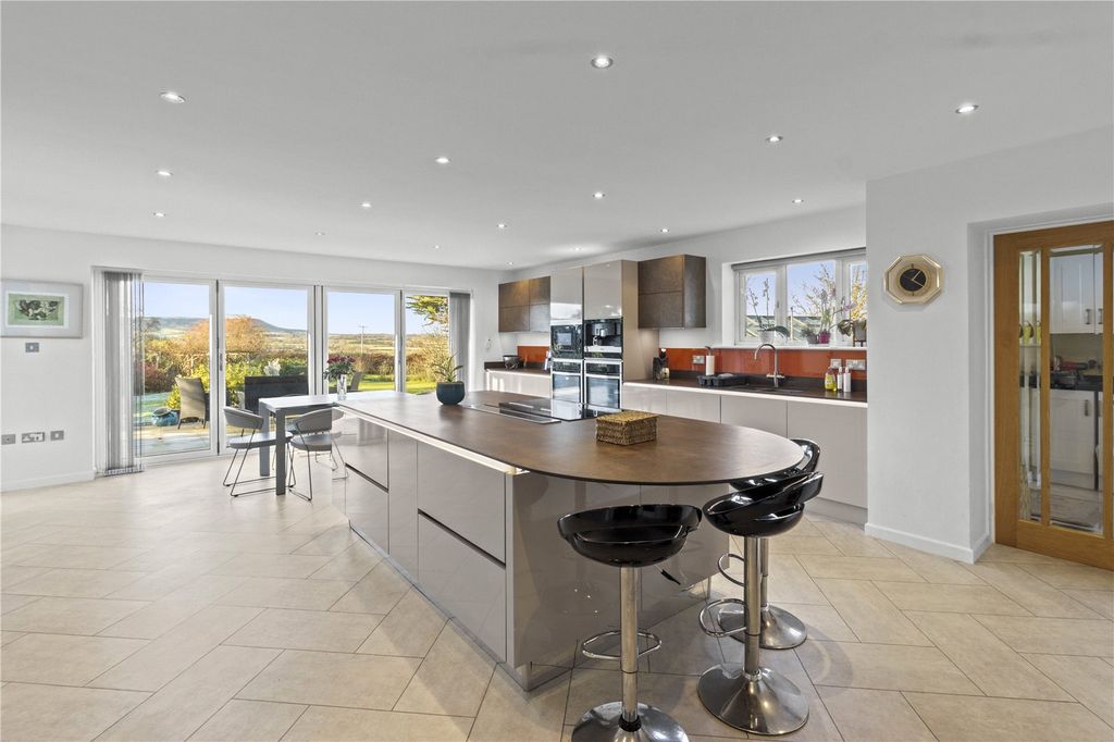 Property photo 2 of 43 Picture No. 75