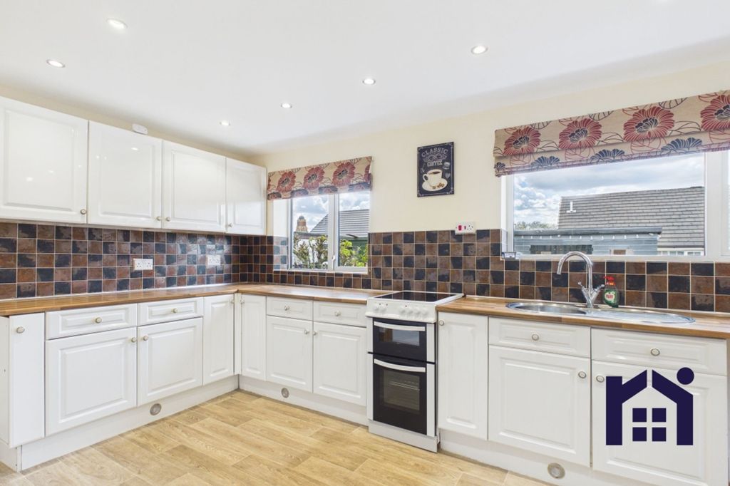 Property photo 3 of 21 Dining Kitchen