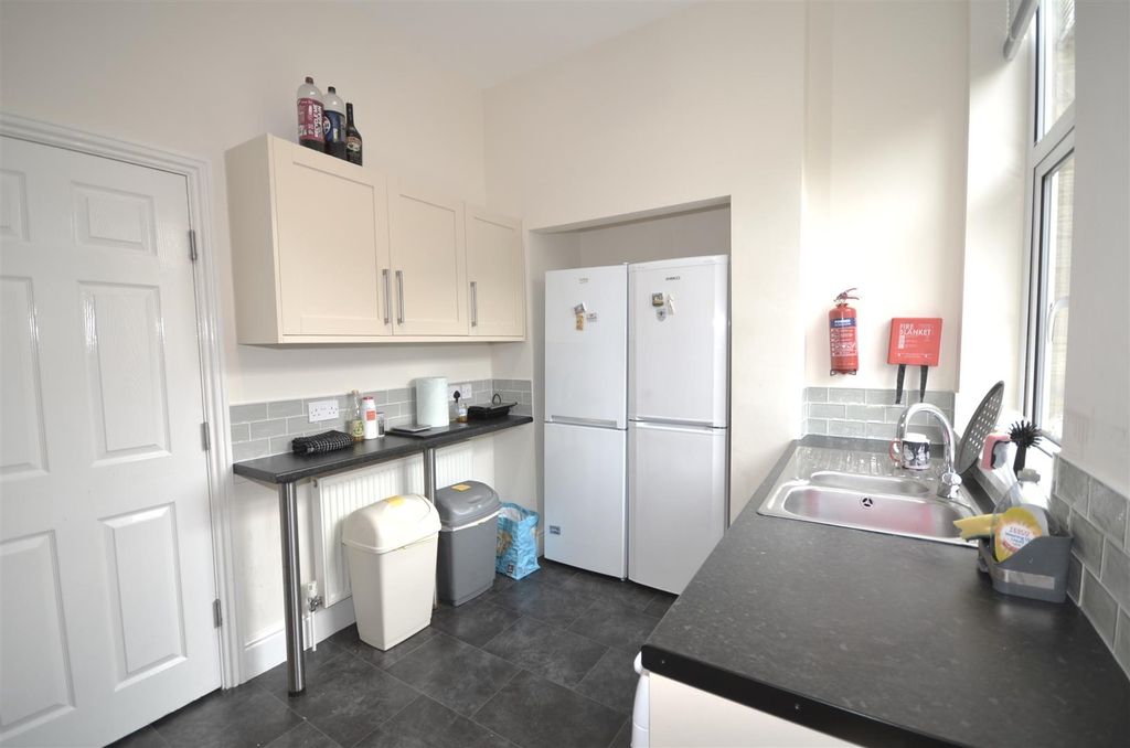 Property photo 3 of 14 Kitchen 1.Jpg