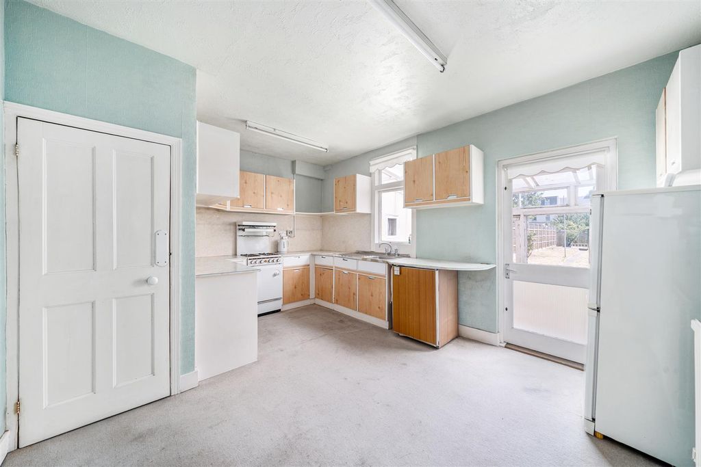 Property photo 2 of 11 Kitchen