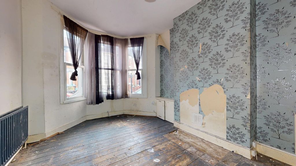 Property photo 3 of 14 Ground Floor Flat, 20 Hillside Road, Stamford Hill, London, N15 6Nb
