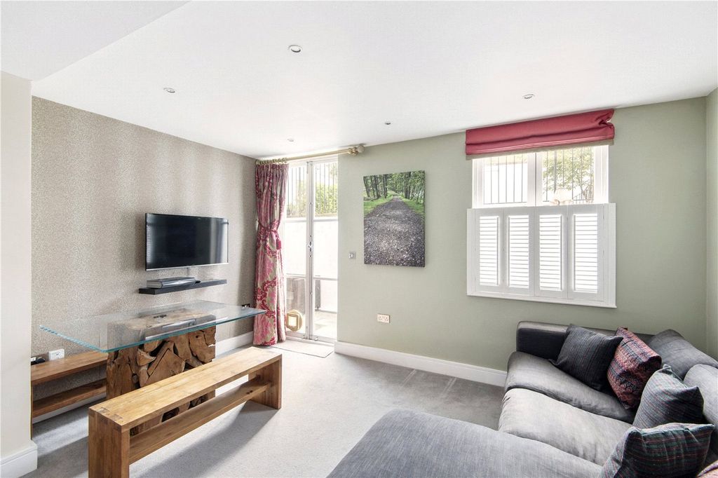 Property photo 3 of 10 Open-Plan Living