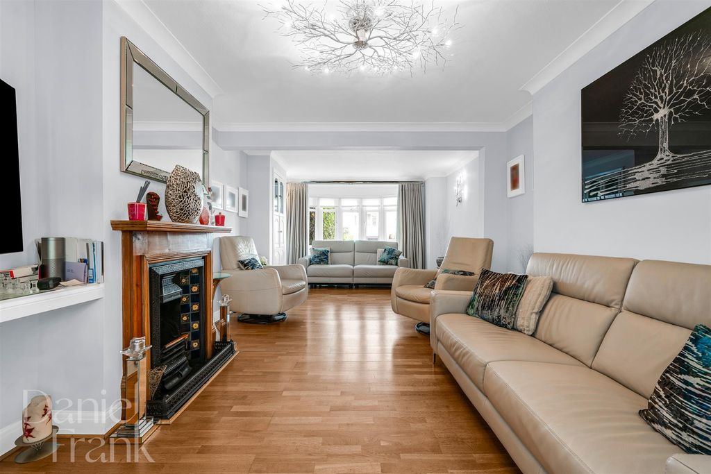 Property photo 3 of 27