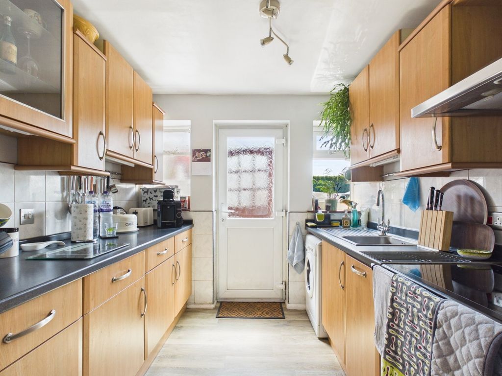 Property photo 3 of 19 Kitchen
