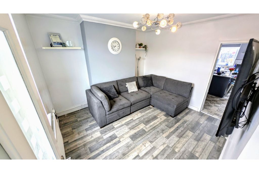 Property photo 3 of 11 Lounge