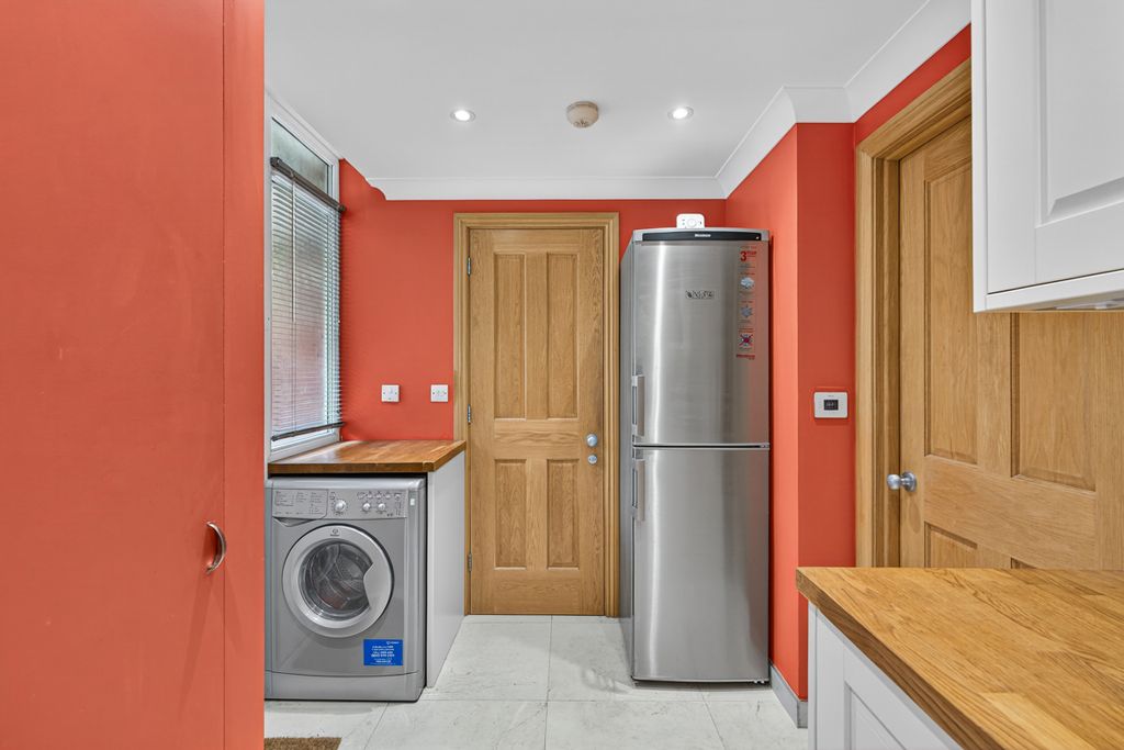 Property photo 3 of 11 33 Walpole Close-8