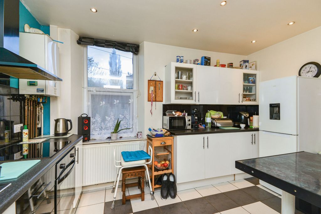 Property photo 3 of 15 Kitchen (Flat 1)
