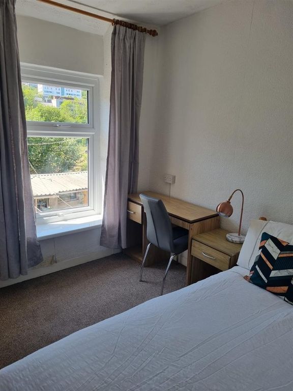 Property photo 1 of 8 Bright Bedroom With A Dedicated Study Desk...