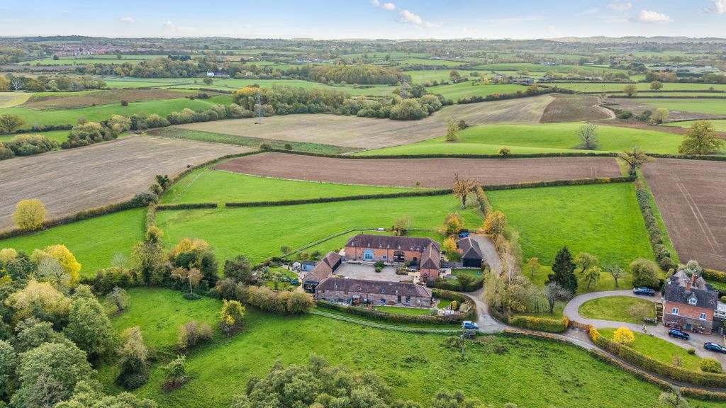 Property photo 2 of 19 1373289-14-20251027190100_0597