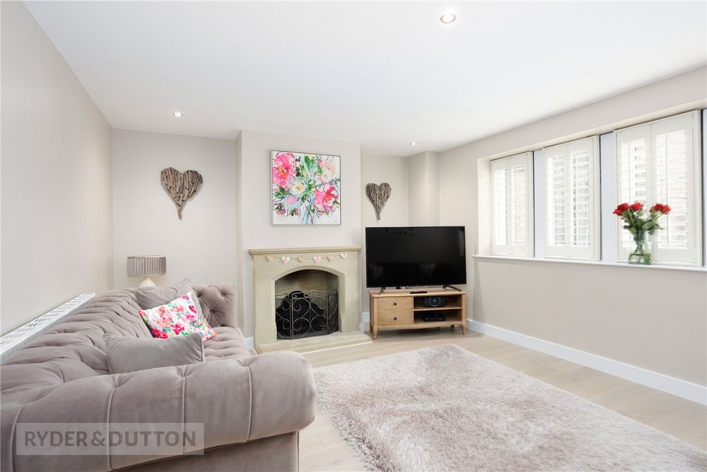 Property photo 3 of 22 Lounge