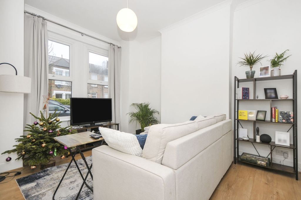 Property photo 2 of 10 Lounge