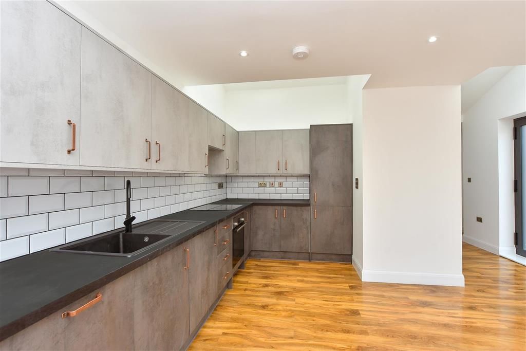 Property photo 3 of 10 Kitchen