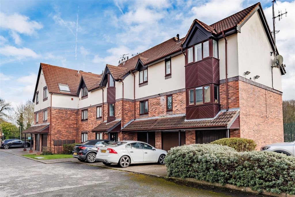 Property photo 1 of 15 3 Theydon Gate (16).Jpg