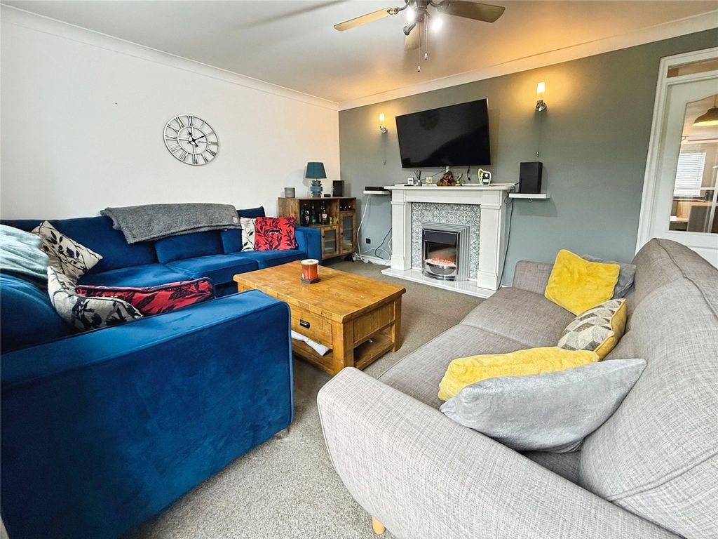 Property photo 2 of 21 Lounge