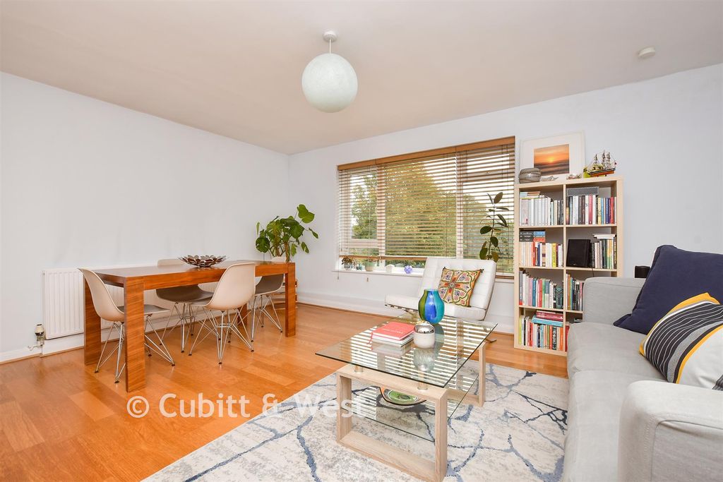 Property photo 1 of 7 Lounge / Dining Room