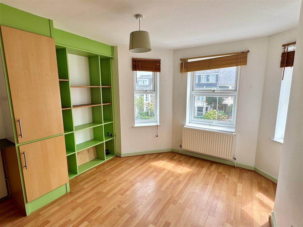 Property photo 2 of 5 Flat 5, 23A Fernhill Road Lounge