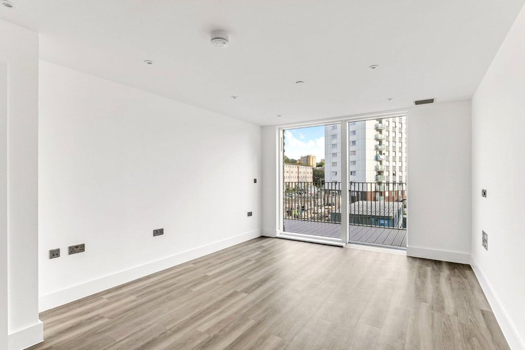 Property photo 3 of 7 Picture No. 17