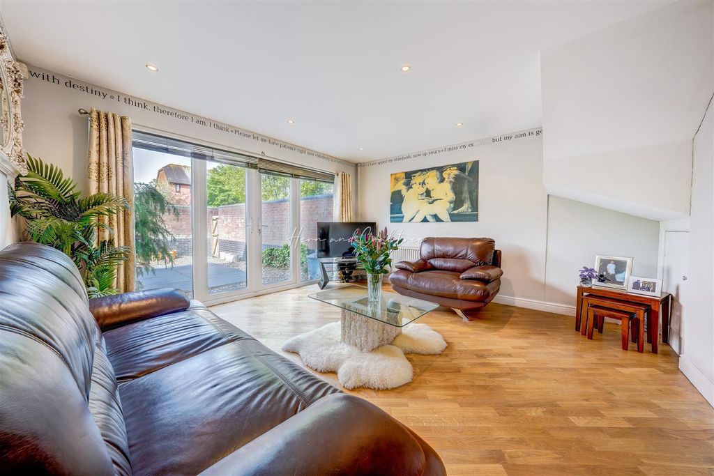 Property photo 3 of 32 Schooner Way, Cardiff Bay, Herncrabtree (1).Jpg
