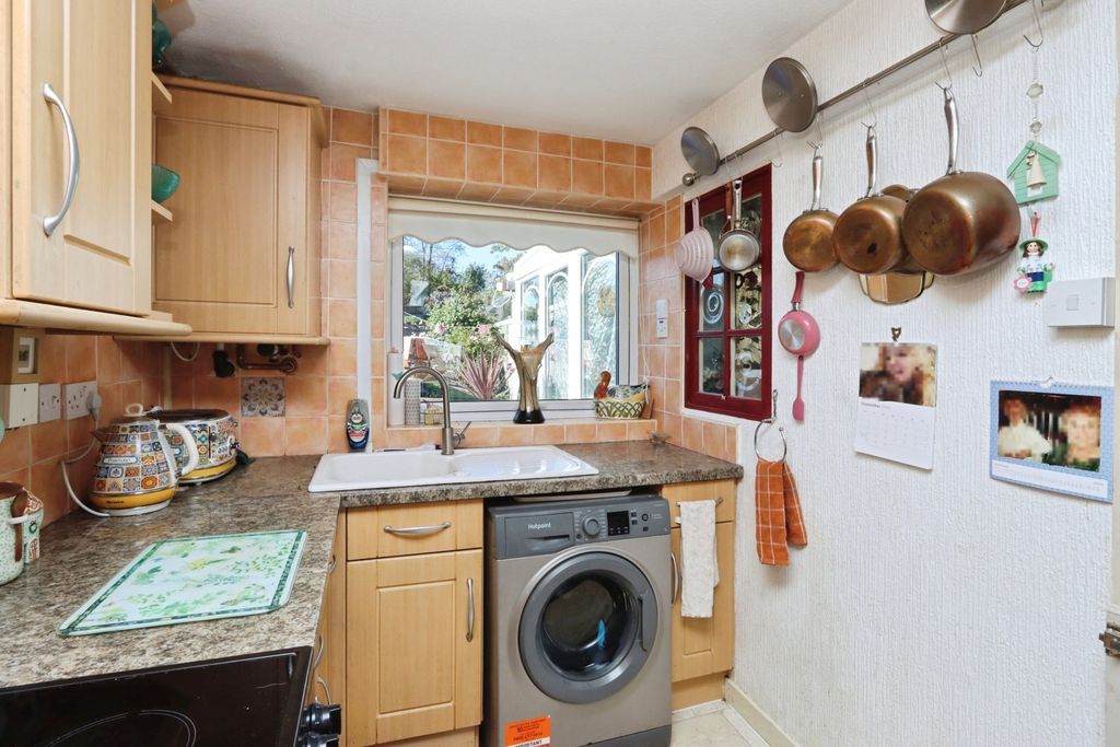 Property photo 3 of 17 Kitchen
