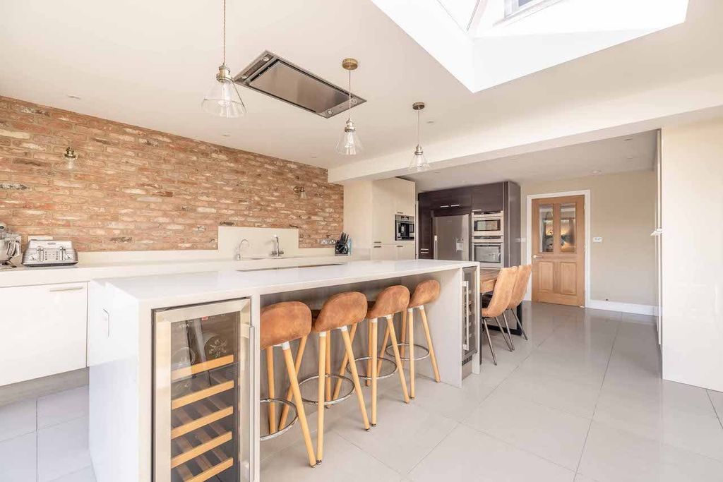 Property photo 3 of 46