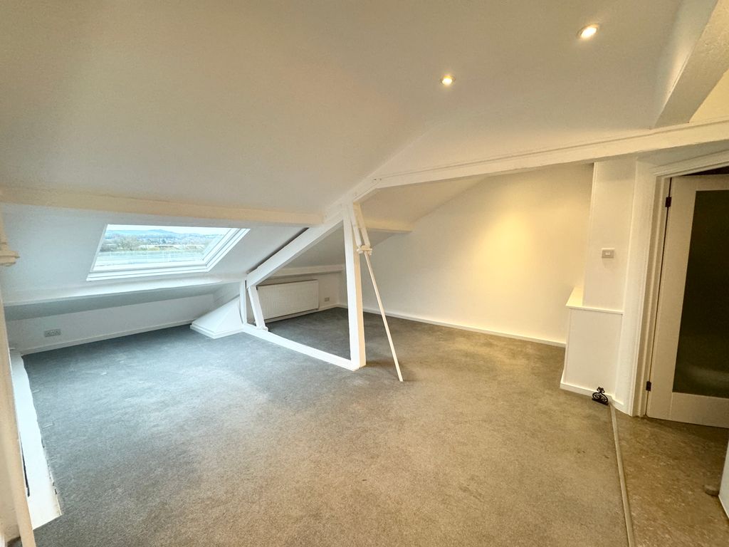 Property photo 3 of 17 Image00012
