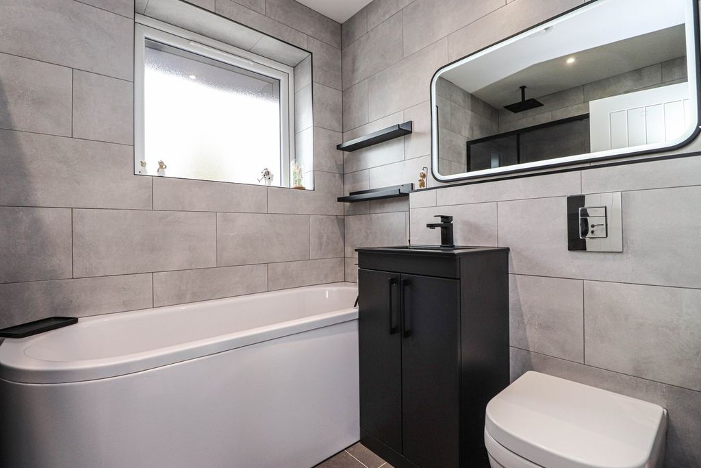 Property photo 3 of 25 Bathroom