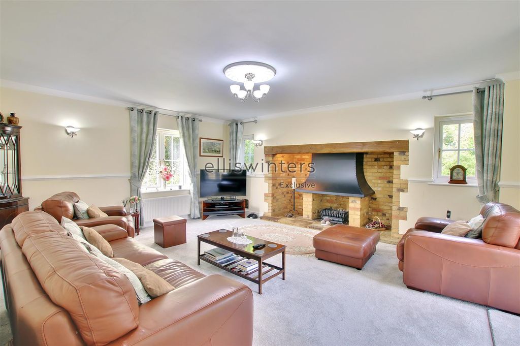 Property photo 2 of 26