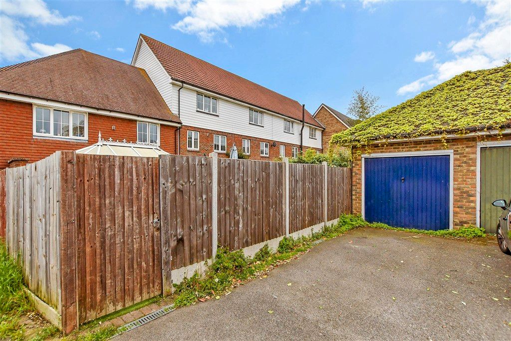 Property photo 1 of 10 Garage