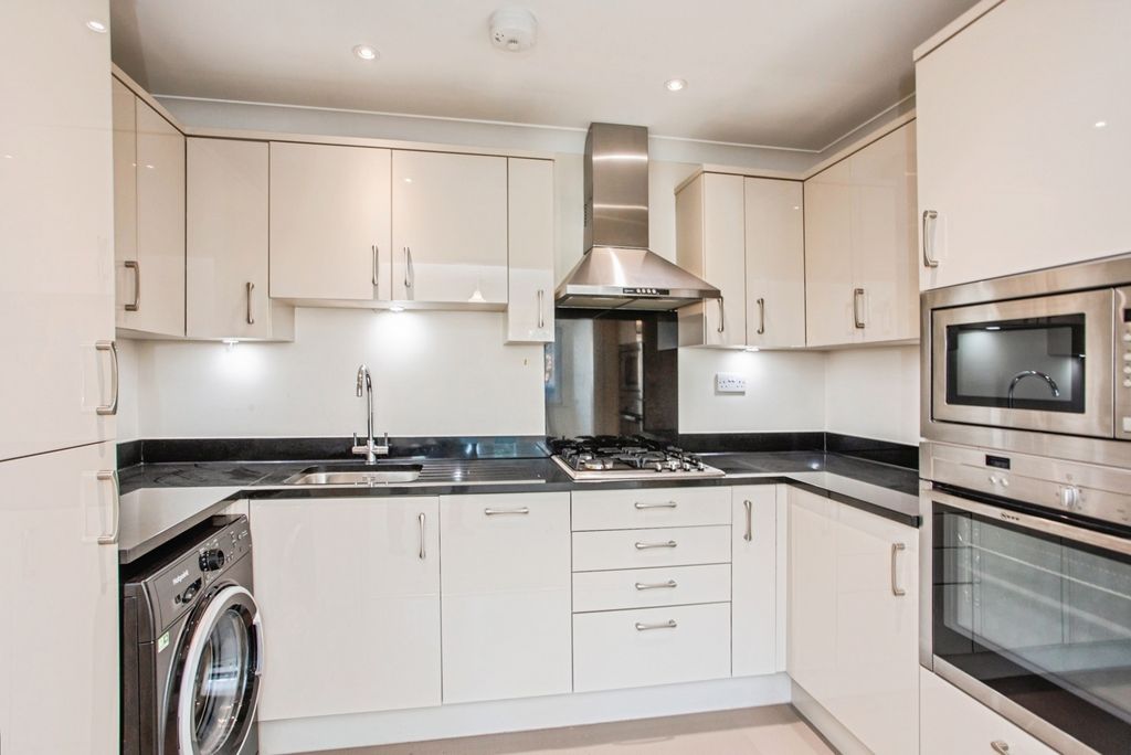 Property photo 3 of 18 Kitchen