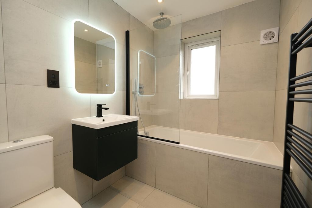 Property photo 1 of 11 Bathroom