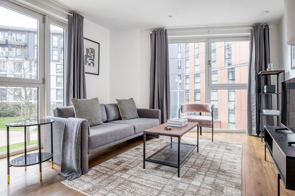 Property photo 1 of 20 Living Room