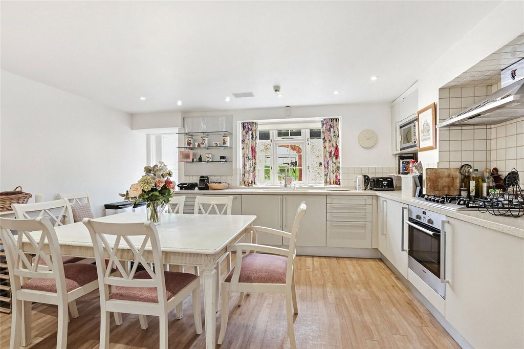 Property photo 3 of 19 Kitchen