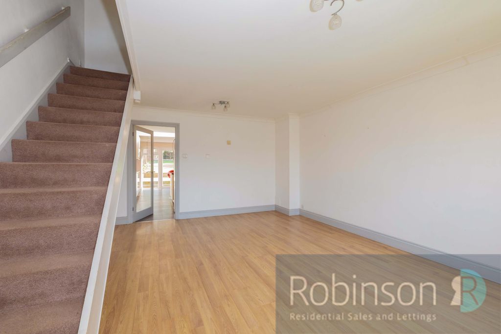 Property photo 3 of 17 85 Priors Way-9