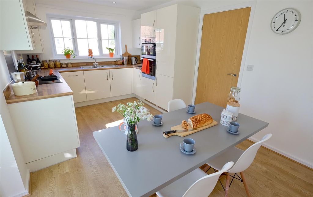 Property photo 2 of 9 Grantham Kitchen 5.Jpg