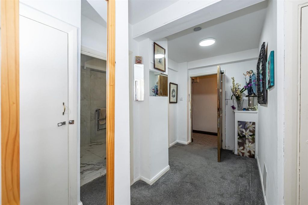 Property photo 3 of 11 Hallway
