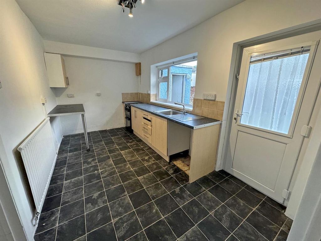 Property photo 3 of 9 Kitchen